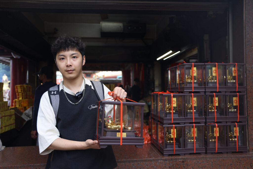 請了紫南宮的金雞回家後，每天都要供俸米和換茶水。