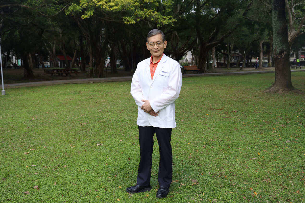 前國泰醫院物理治療師簡文仁，現任總統府國策顧問。（圖/記者呂曉雯攝）