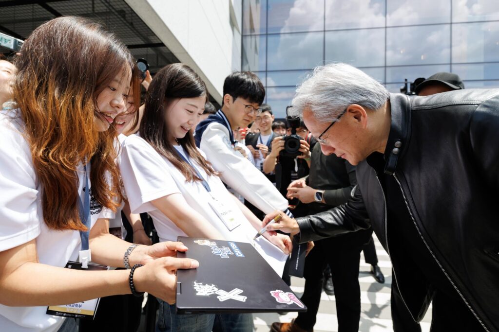 黃仁勳旋風席捲首爾大學　自封「K-Jensen」大方放送AI超級電腦